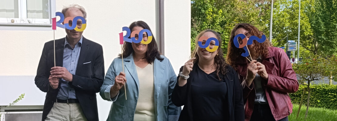 Unser Team: Mitarbeiter feiern mit 1200 Masken. Wir über uns.