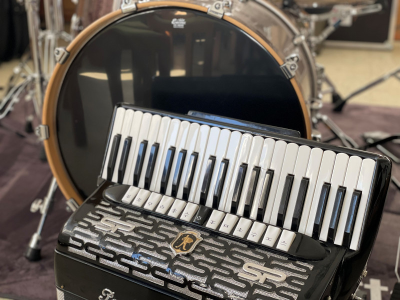 Akkordeon und Schlagzeug. Musikinstrumente im Studio. Konzert, Musik, Band.