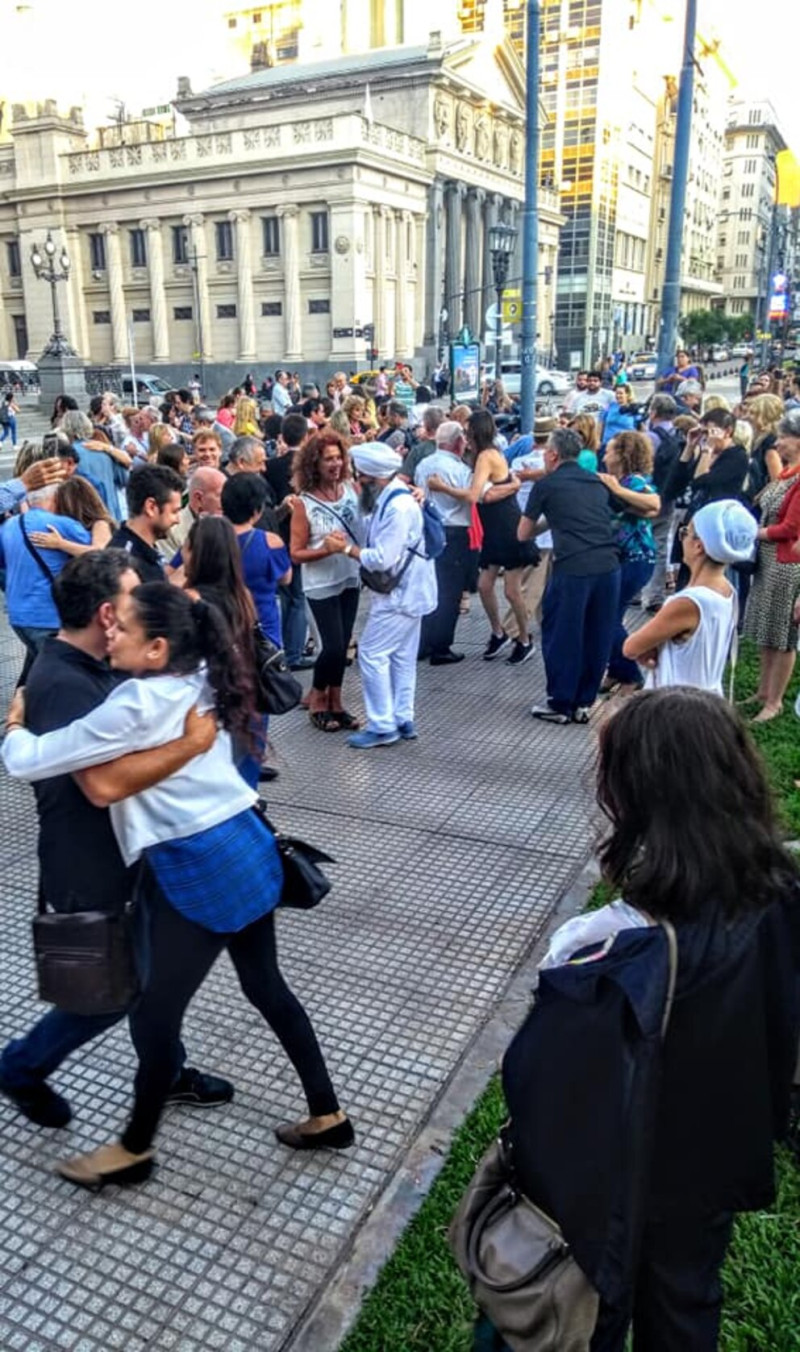Tango in Buenos Aires: Menschen tanzen auf der Straße. Argentinische Kultur und Tanz.