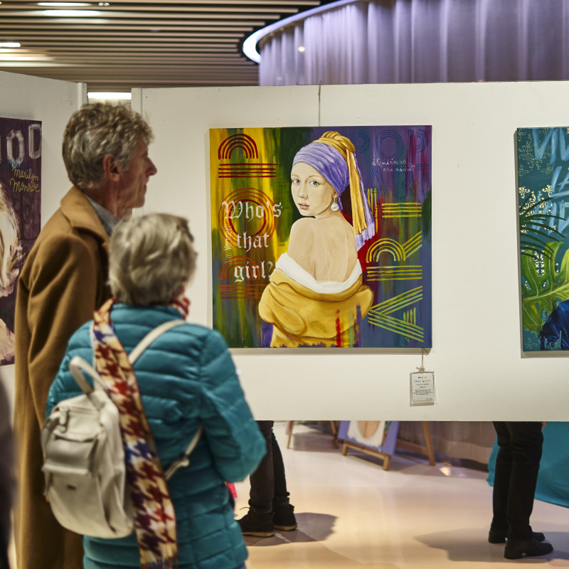 Besucher betrachten Gemälde auf einer Kunstausstellung. Kunstwerke mit Porträt und abstrakten Elementen. Kunstgalerie.