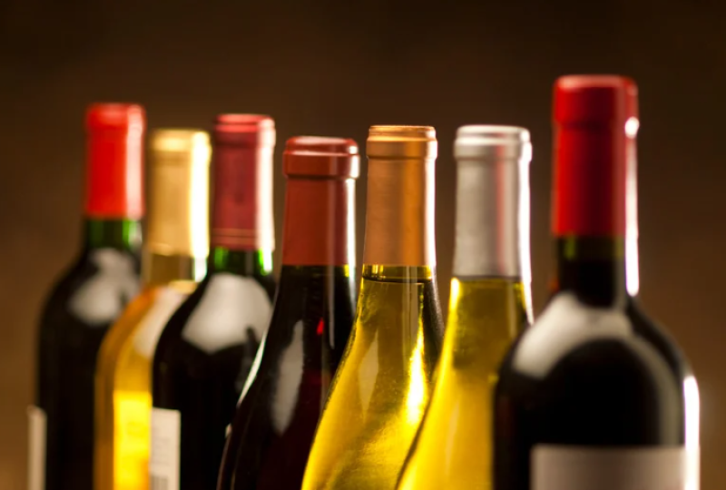 Reihe voller Weinflaschen. Rotwein, Weißwein und Rosé. Weinprobe.