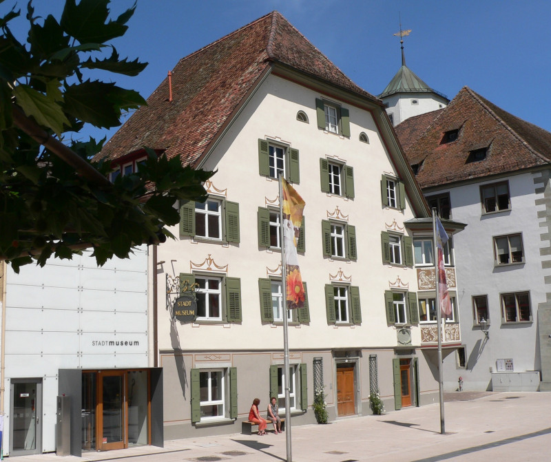 Historisches Stadtmuseum mit grünen Fensterläden und roten Ziegeln. Architektur und Kultur.
