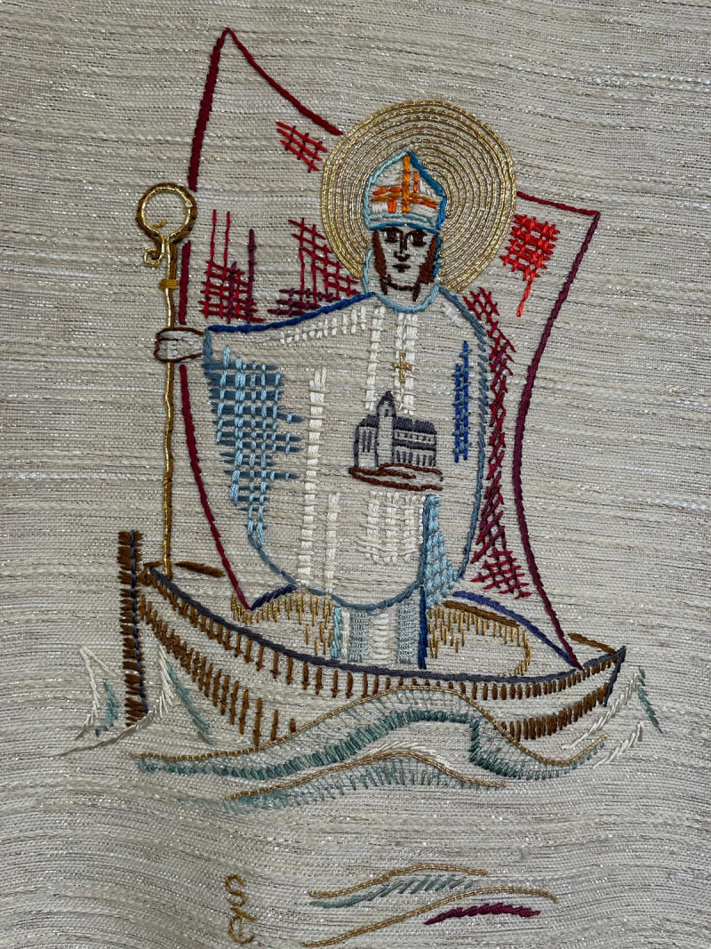 Stickerei: Heiliger Nikolaus im Boot mit Stab und Mitra. Kirche auf Tablett. Mittelalterliche Kunst.